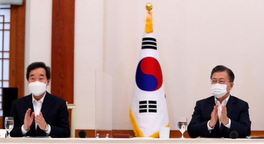 문재인 대통령이 19일 오전 청와대 본관에서 열린 더불어민주당 지도부 초청 간담회에 참석해 이낙연 더불어민주당 대표의 인사말을 들은 후 박수를 치고 있다. <연합뉴스>